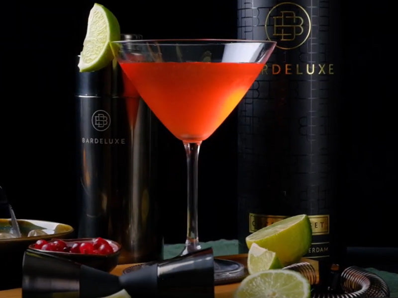 Close-up view of the Cocktail Mimosa in front of the black Bar Deluxe Cocktail-Set