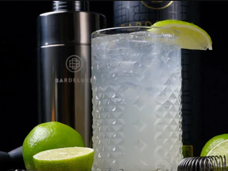 Close-up view of the Cocktail London Mule in front of the black Bar Deluxe Cocktail-Set